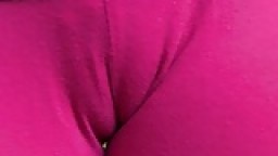 Sexy teen exposed her cameltoe in pink yoga pants