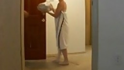 Skinny brunette with hairy pussy drops her towel in front of pizza guy