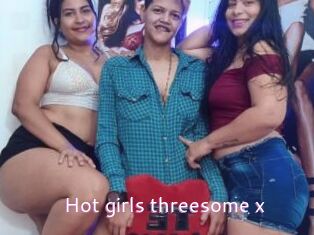 Hot_girls_threesome_x